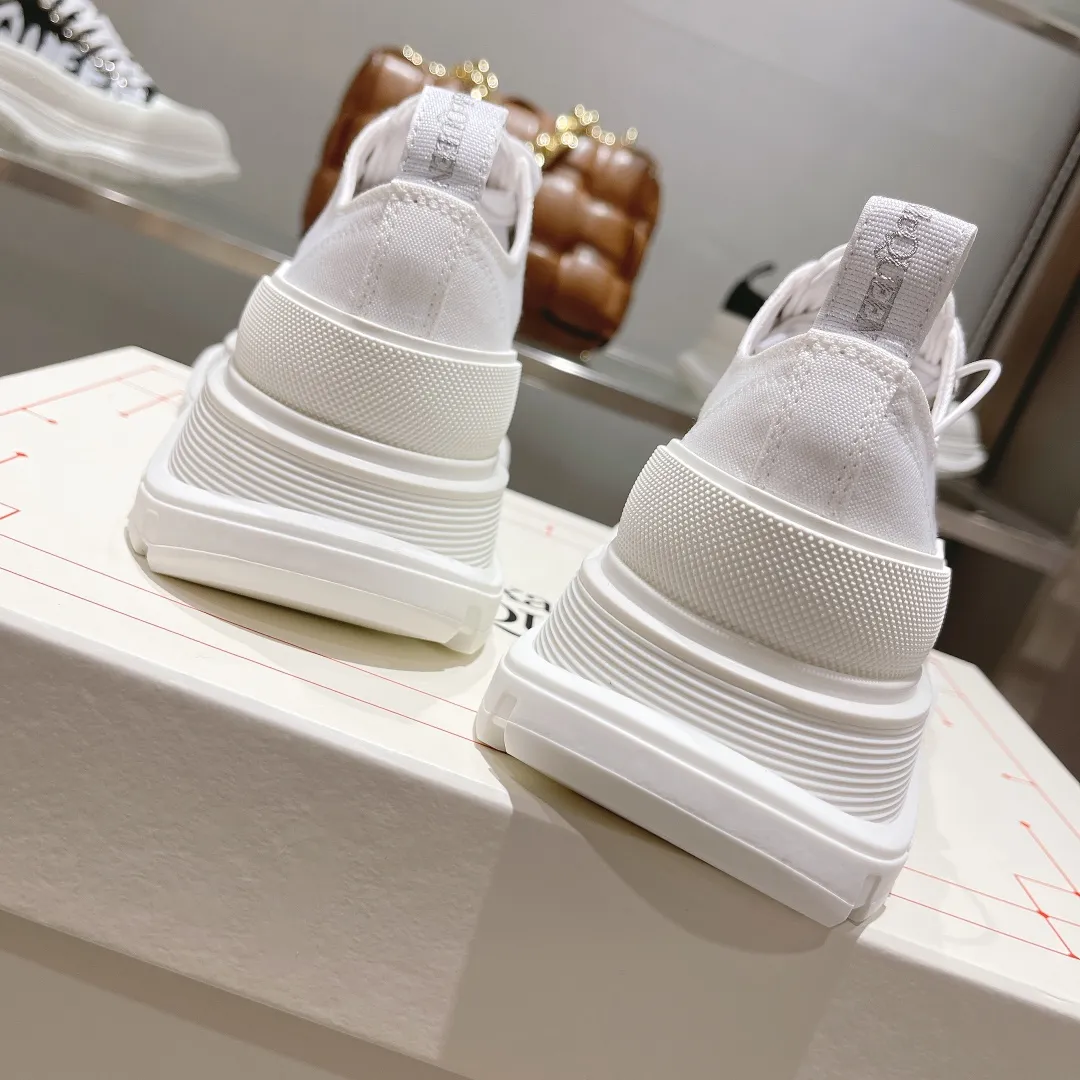 👟👟Ex-factory price 480👟👟 Hot item. Official website new colors factory direct sales! The latest version of Alexander McQueen's men's and women's couple's model is a hit👑Purchasing agent version. Original version 1:1. Fabric: original imported waterproof canvas. Lining: imported water chestnut sheepskin, strong, stain-resistant and breathable. Insole: Imported silk lining Outsole: T👟👟Ex-factory price U several layers of original combination sole (not an ordinary sole on the market) Packaging: Comes with original shoe box, cloth bag, certificate card Code number: 34-45